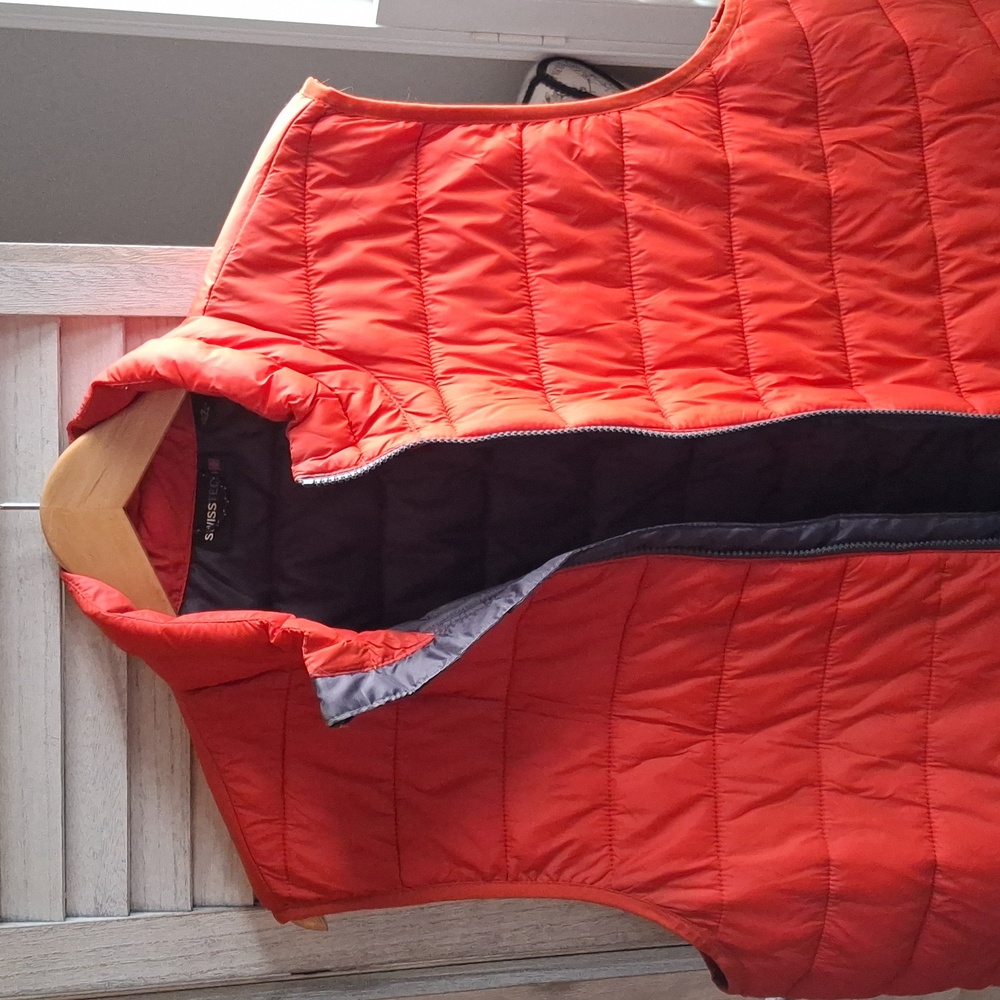 Swiss Tech men's large quilted vest in very good preowned condition